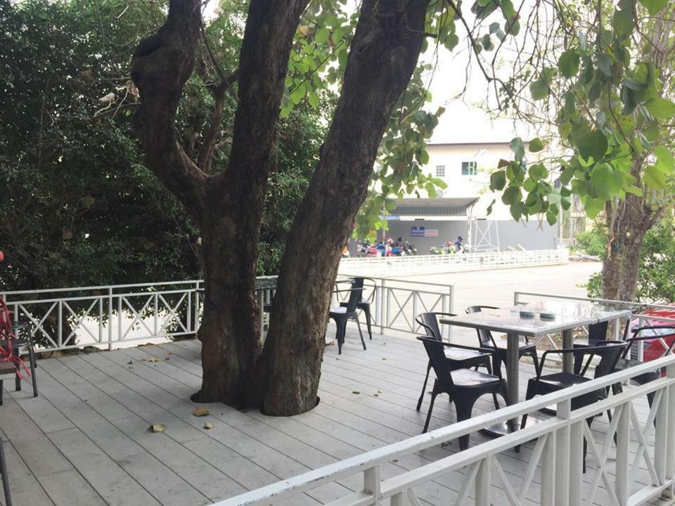 里南泽尔经济酒店 武里南 外观 照片